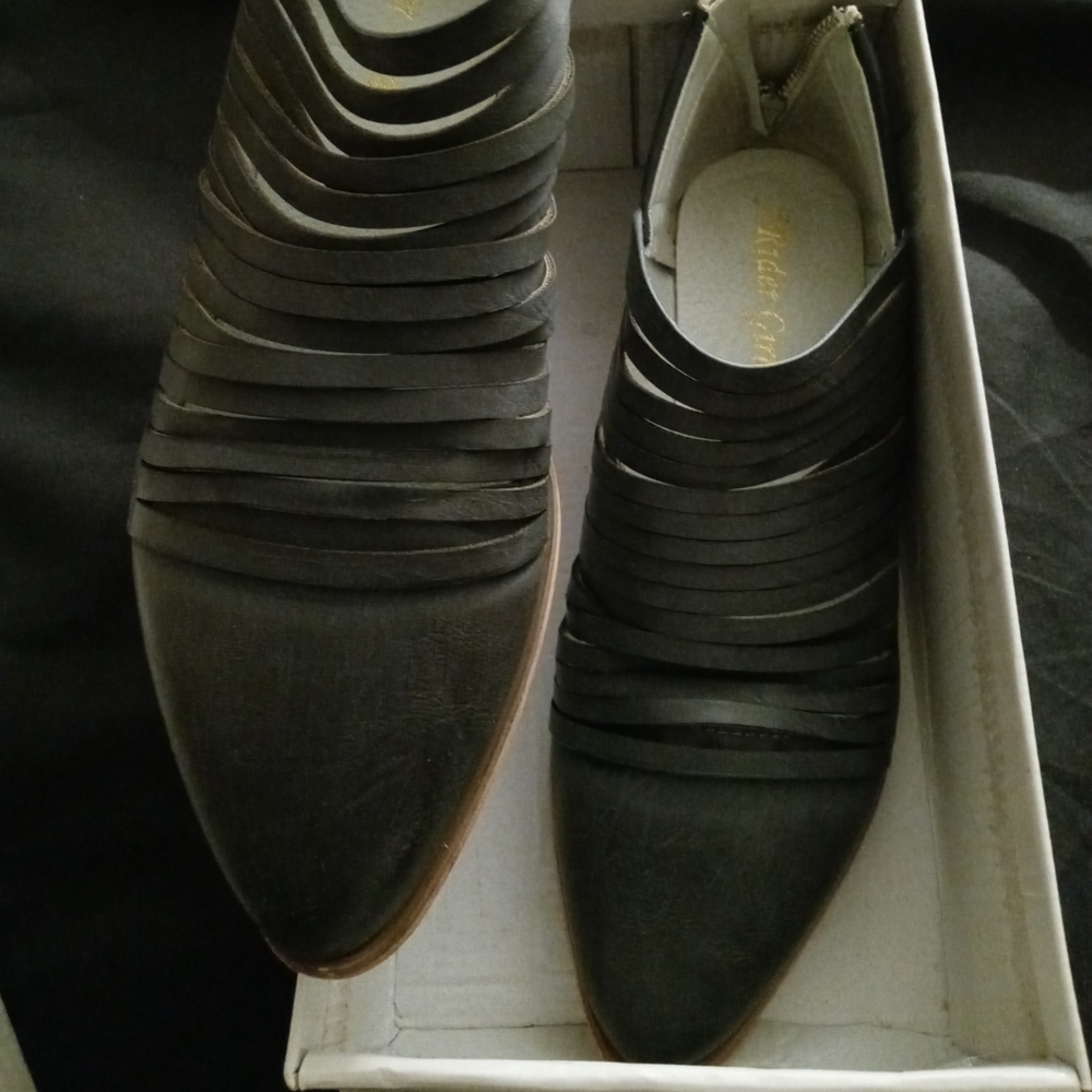 A Rider Girl women's Alana dress shoes in navy. Size 10